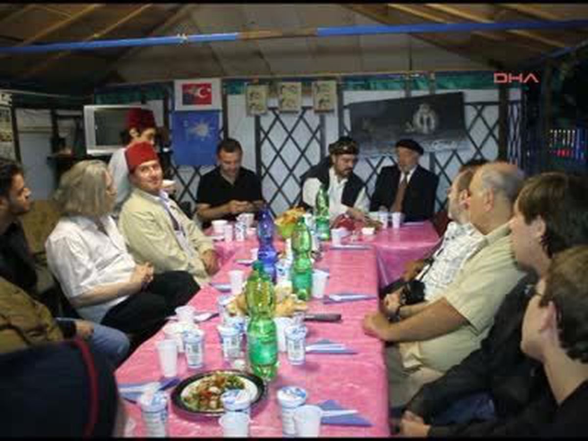 Köln\'de Yaşayan Türkler Kadir Gecesi\'nde Kale Caminde Bir Araya Geldi