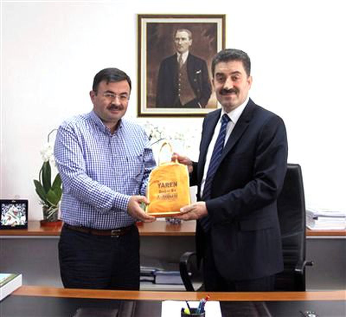 Maliye Bakanı Yardımcısı Cantimur\'a Hemşerilerinden Gediz Ansiklopedisi