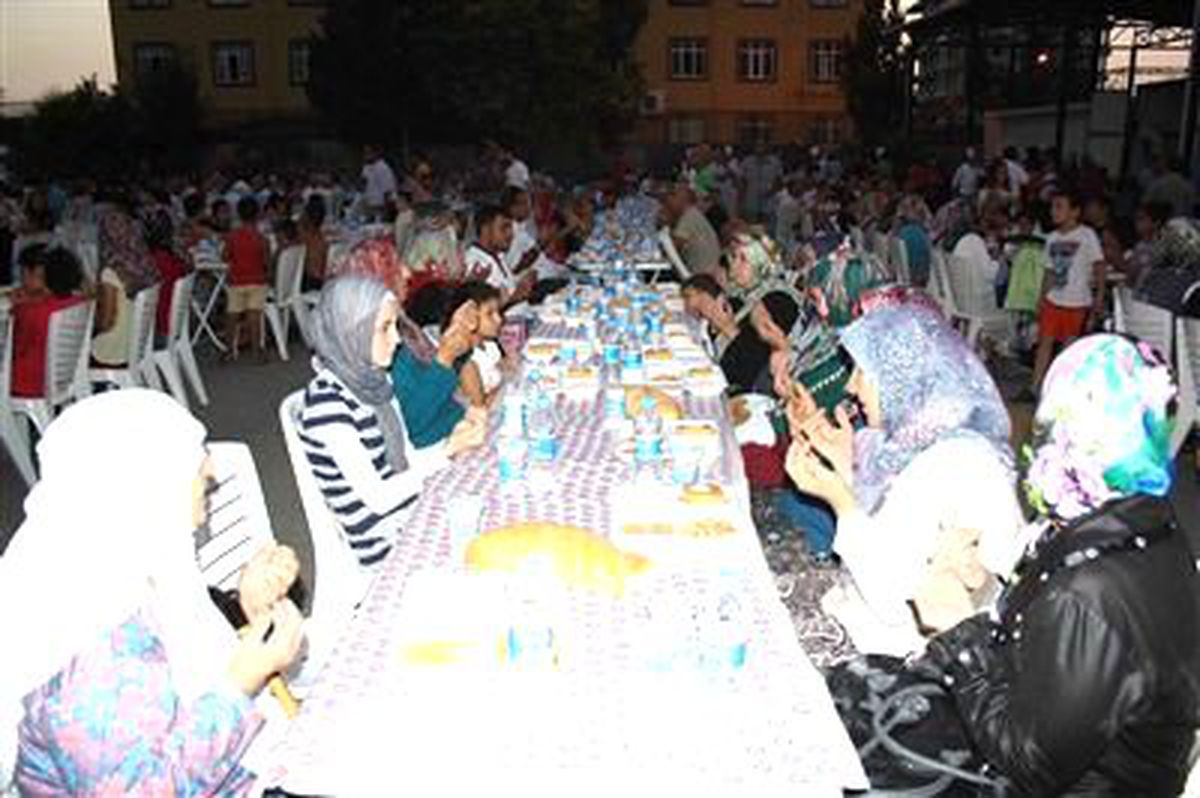 Manavgatlı Aşçılar Bin Kişiye İftar Verdi