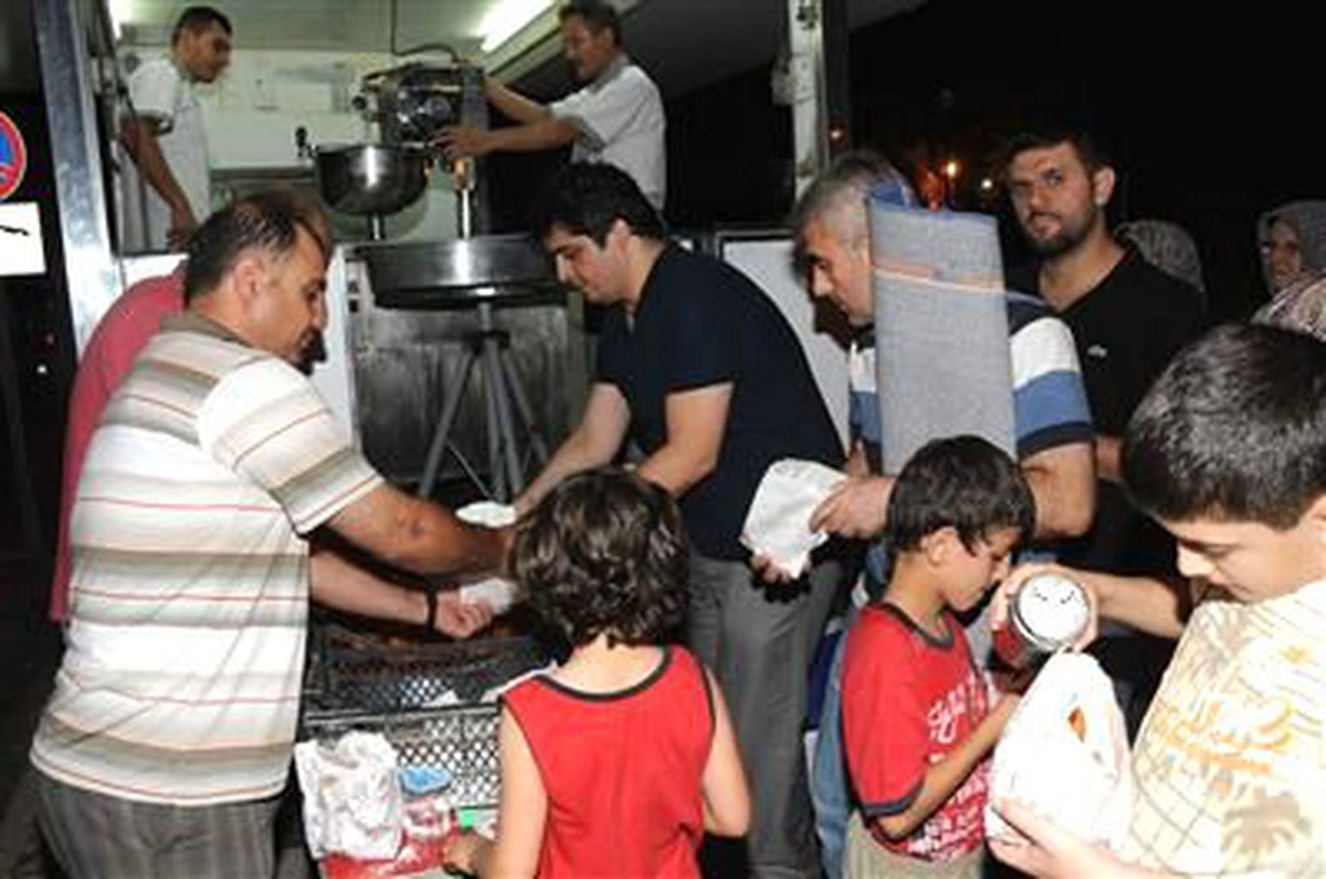 Manisa Belediyesi Kadir Gecesi\'nde Vatandaşlara Lokma Dağıttı