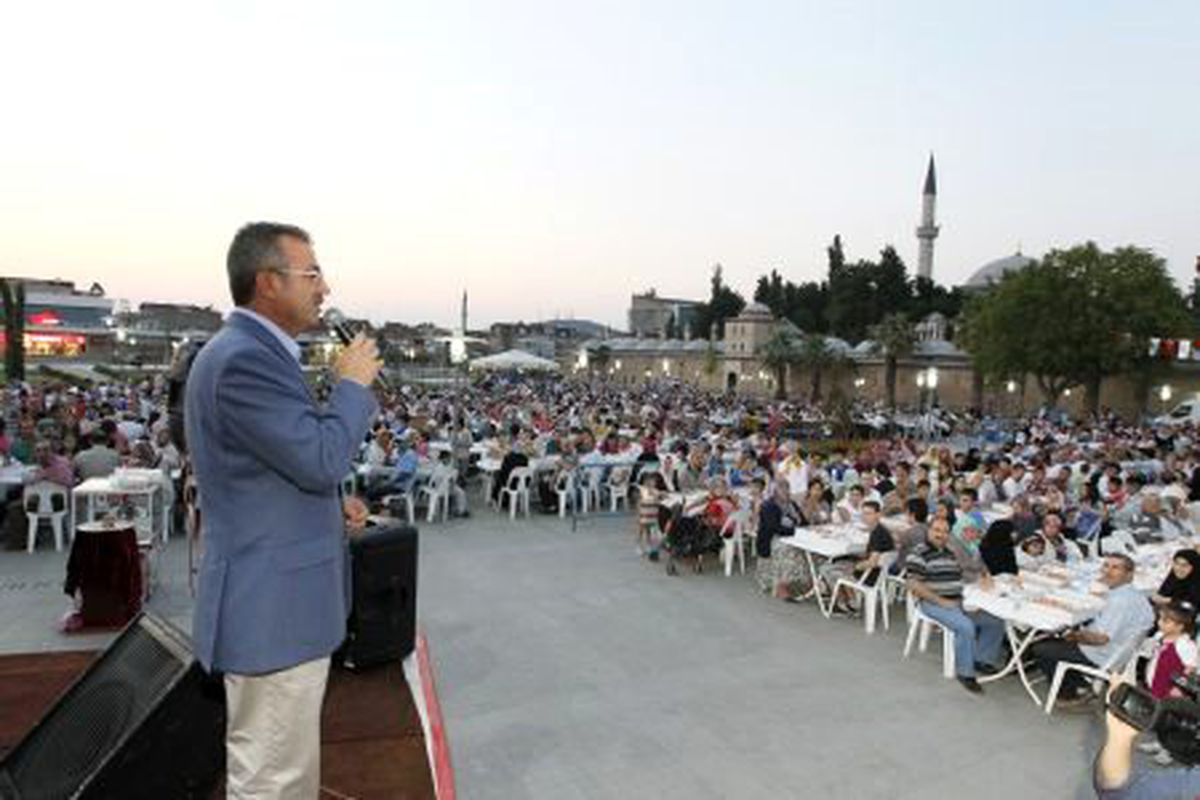 Meydanda Binleri Buluşturan İftar