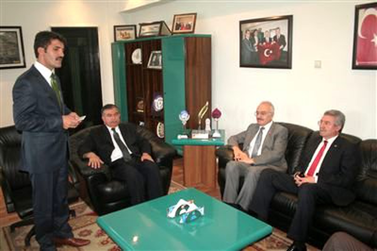 Milli Savunma Bakanı Yılmaz, Erzincan Belediyesini Ziyaret Etti