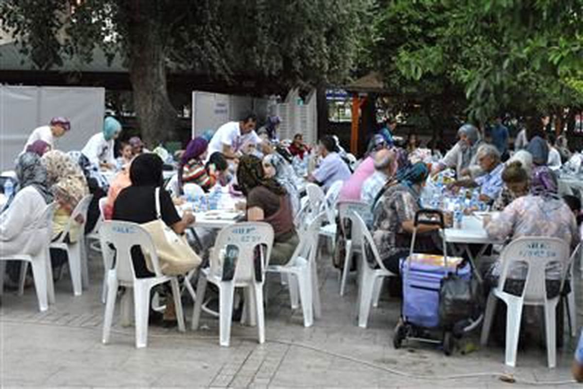 Muratpaşa\'dan İftar Yemeği
