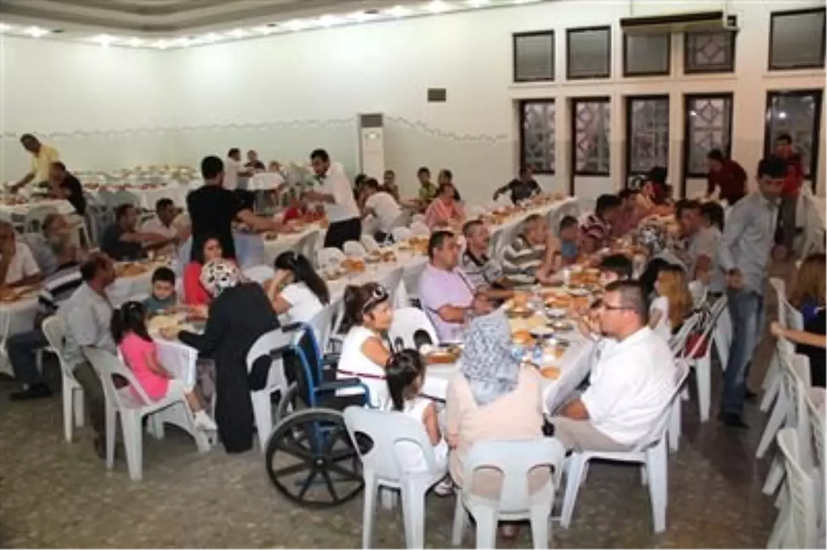 Nazilli MHP ve Ülkü Ocağı\'ndan İftar Yemeği