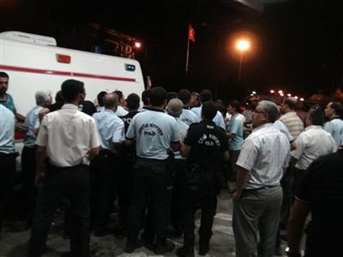 Ölen Gencin Yakınları, Suriye\'den Yaralı Getiren Ambulansa Saldırdı