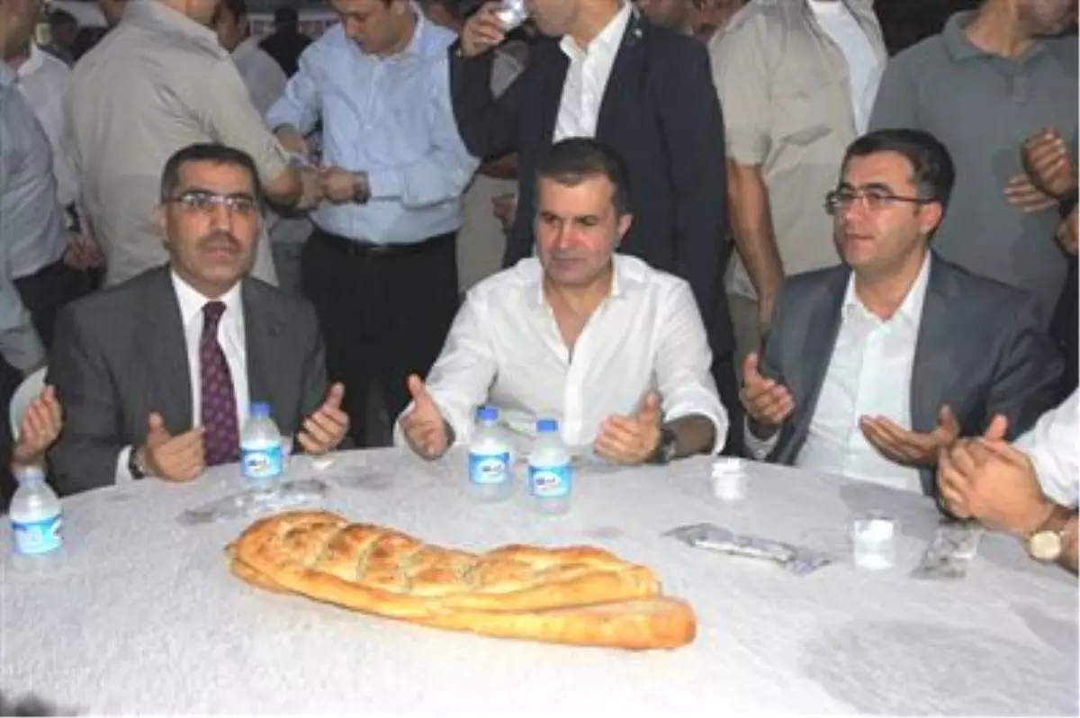 Ömer Çelik Yemek Dağıttı