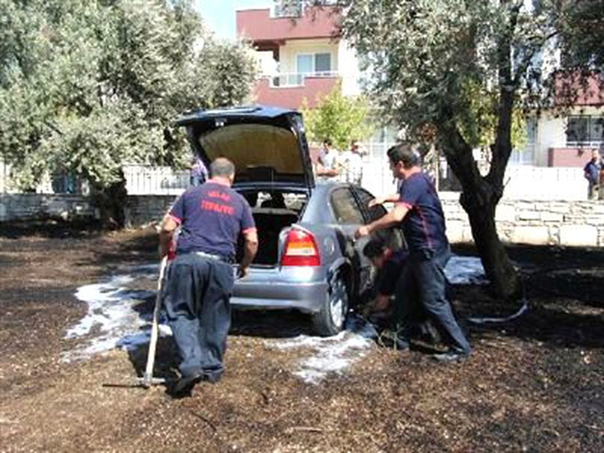 Ot Yangınında Otomobil Kül Oldu