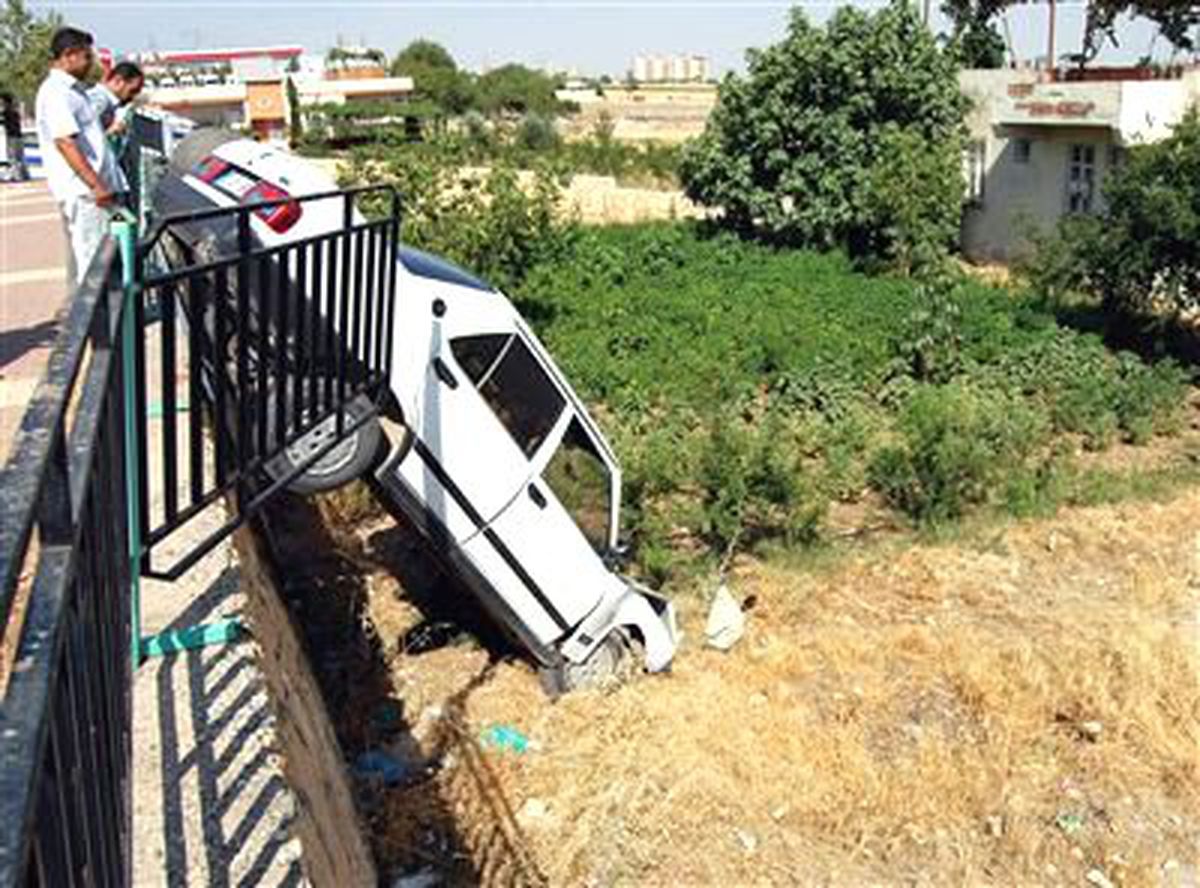 Otomobil Bahçeye Uçtu: 2 Yaralı
