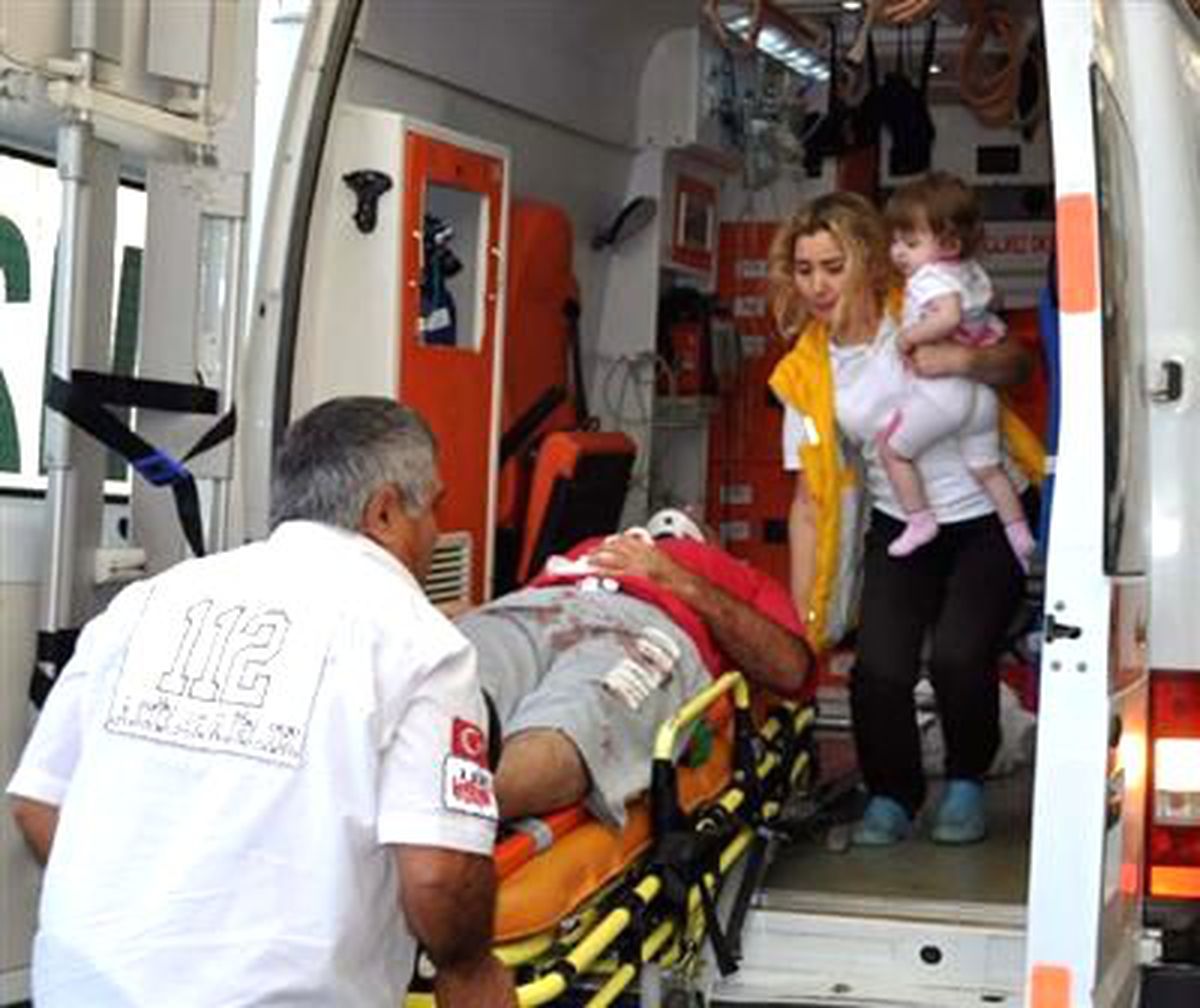 Otomobil Emniyet Şeridinde Duran Tır\'a Çarptı: 4 Yaralı