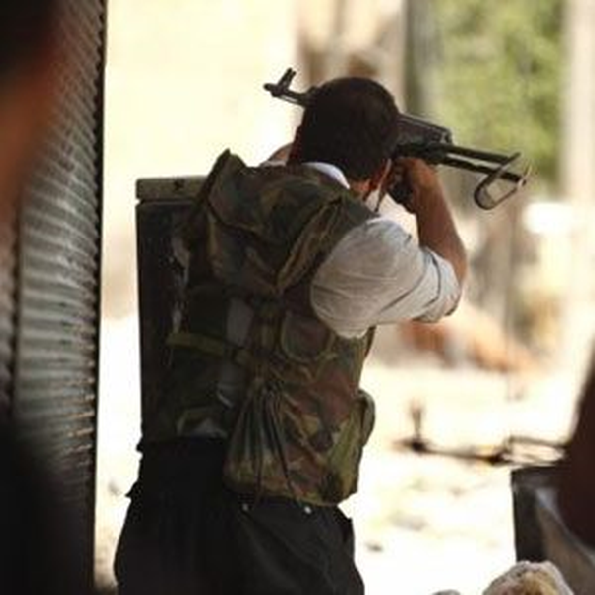 Özgür Suriye Ordusu Esad\'ın Askerlerini Teslim Almaya Devam Ediyor