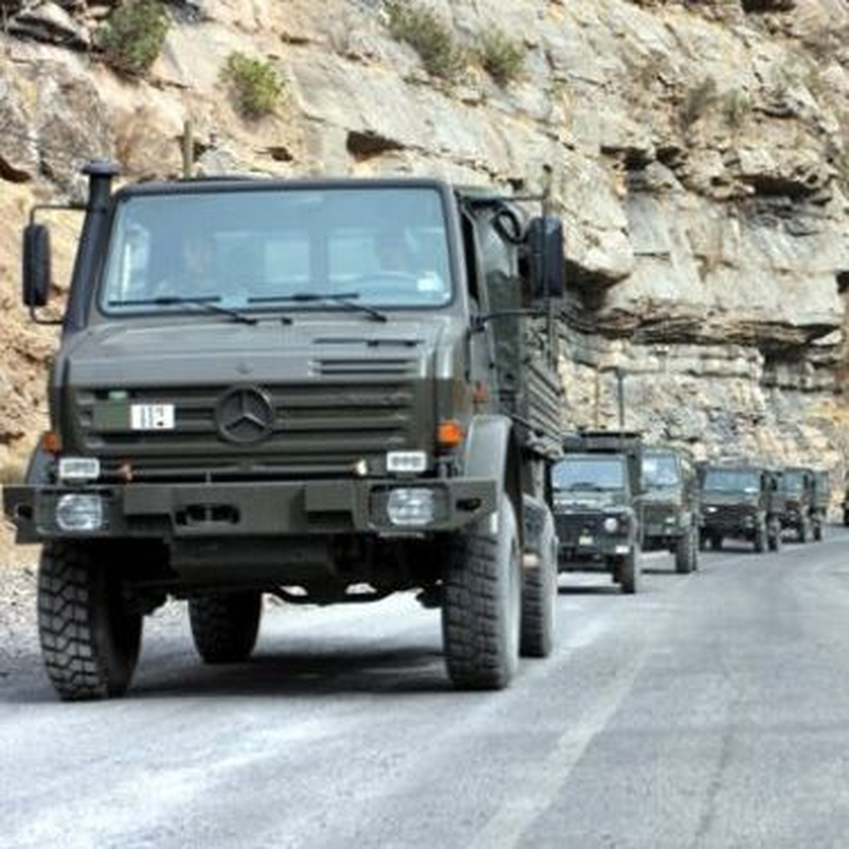 PKK Şemdinli\'de Yol Kesip Askeri Malzeme Taşıyan Aracı Ateşe Verdi