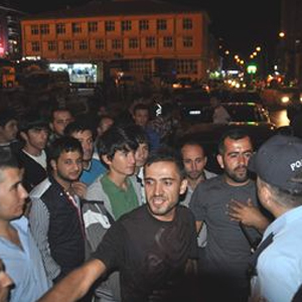 \'Şahin\' Marka Otomobilleri Olan Gençler Protesto Etti