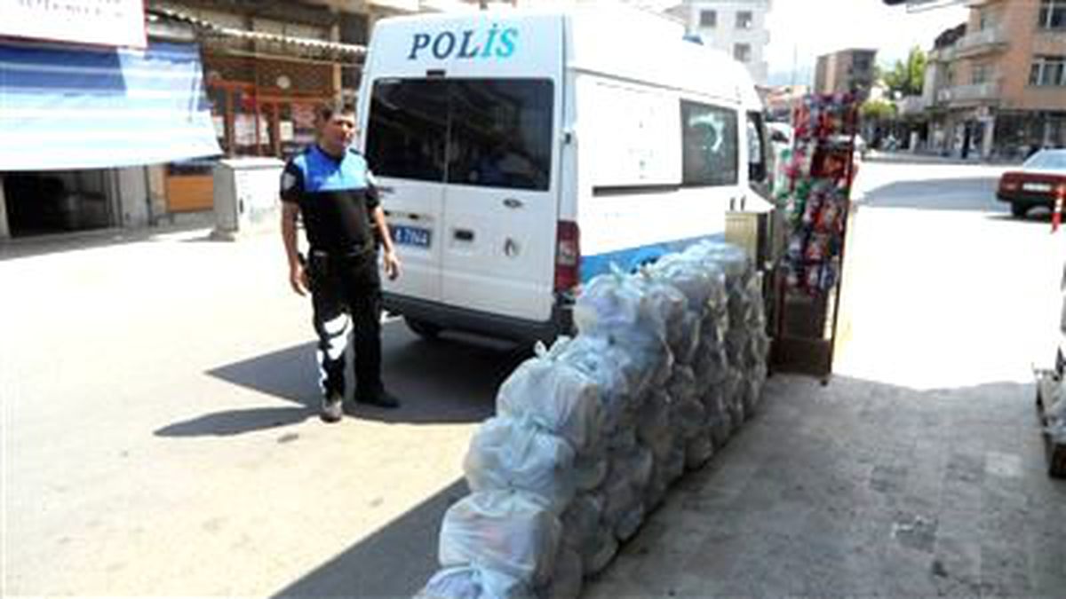 Salihli Emniyeti\'nden Gıda Yardımı