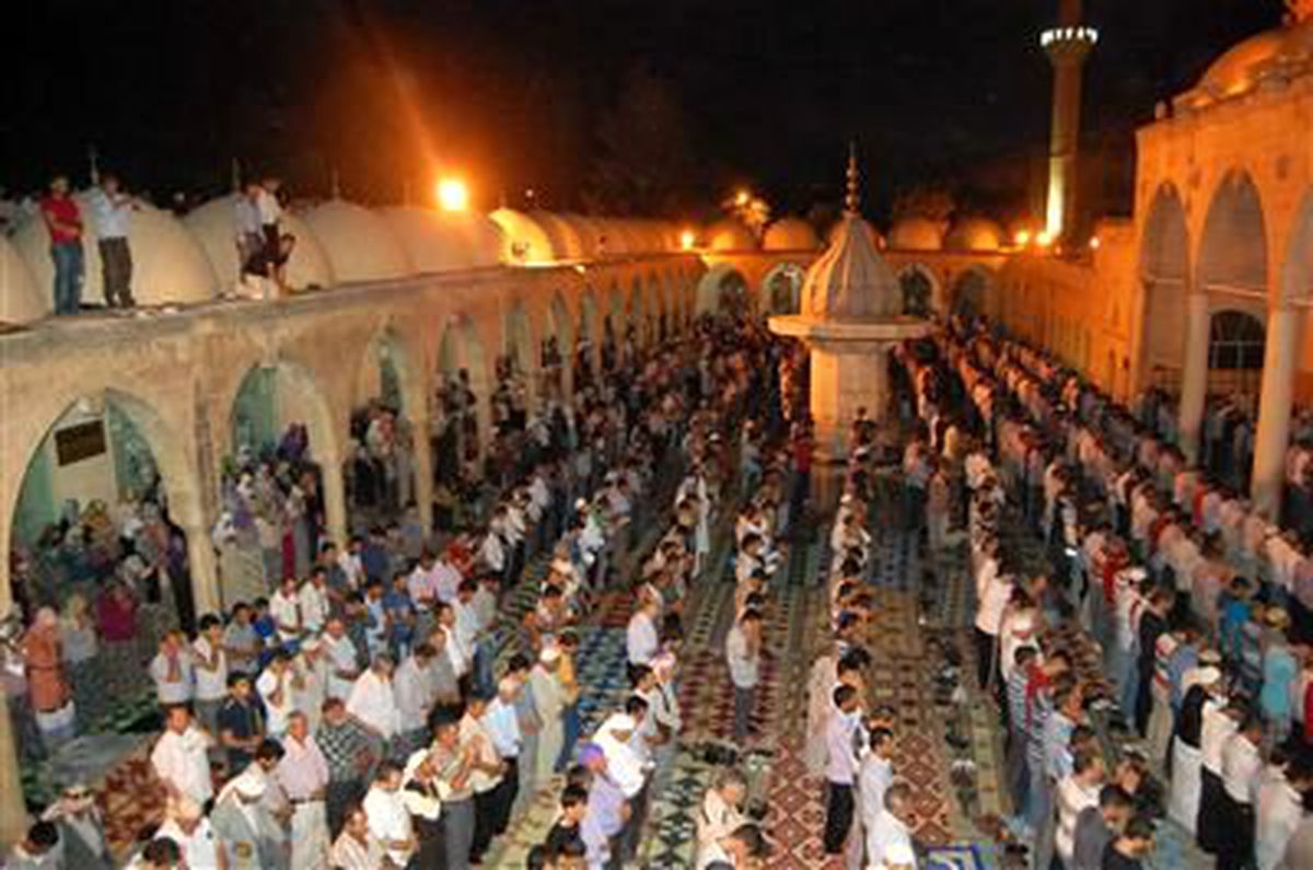 Şanlıurfa\'da Kadir Gecesi Coşkusu