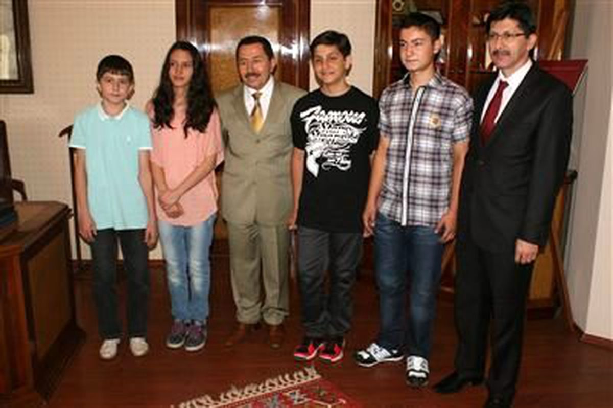 Sbs\'de 500 Tam Puan Alan Öğrencilere Saat Hediye Edildi