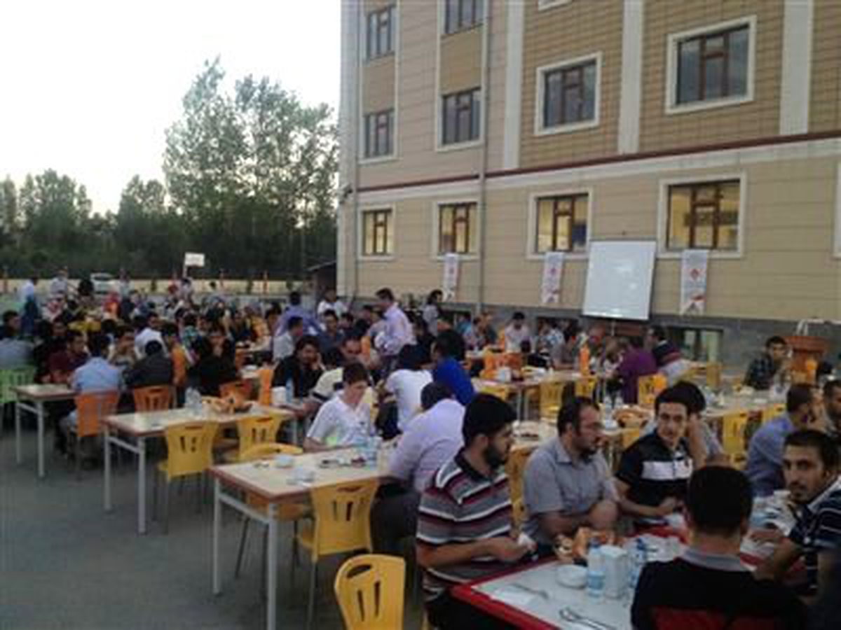 Serhat Liseleri, Mezunlarını İftarda Buluşturdu