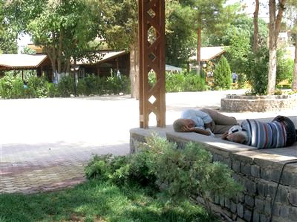 Sıcaktan Bunalan Vatandaşlar, Ağaçların Altına Sığınıyor