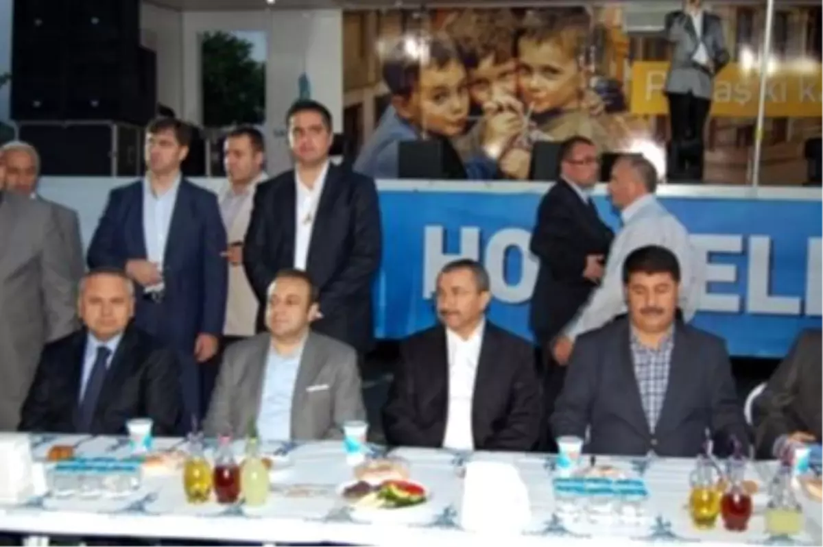 Sokak iftarına Bakan Bağış katıldı