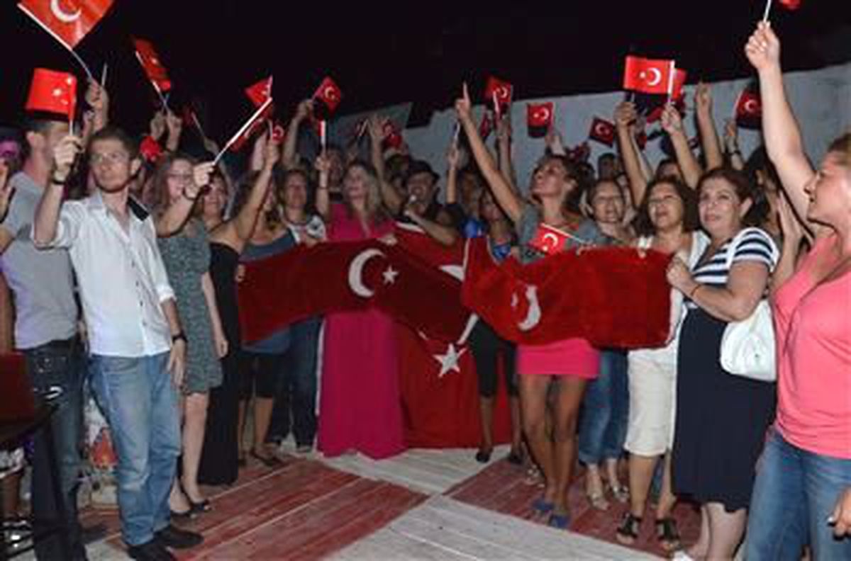 Terörü Türk Bayraklarıyla Protesto Ettiler