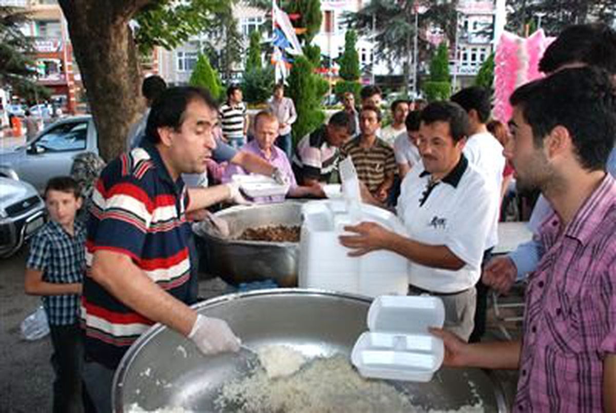 Tokat\'ta 5 Bin Kişiye İftar Yemeği