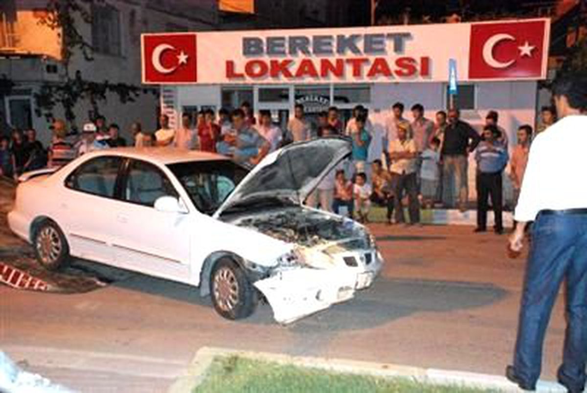 Trafik Polisinden Kaçan Ehliyetsiz Genç Direğe Çarptı