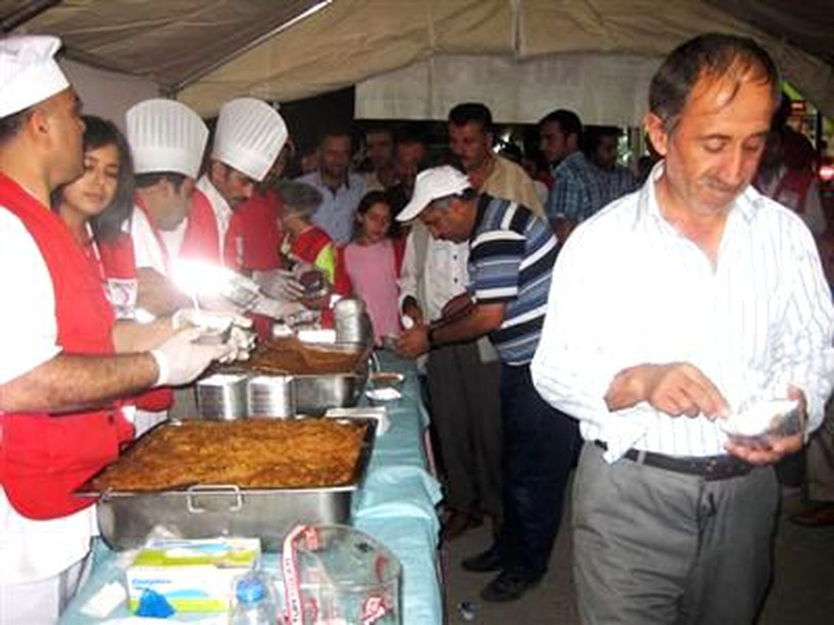 Türk Kızılay\'ı Van Şubesi 7 Bin Kişiye Helva Dağıttı