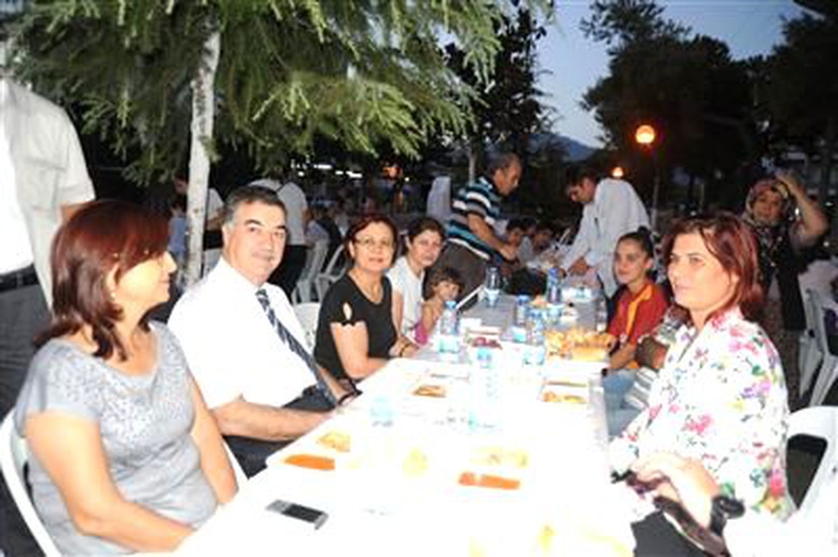 Vali Al ve Başkan Çerçioğlu İftarda Vatandaşlarla Buluştu