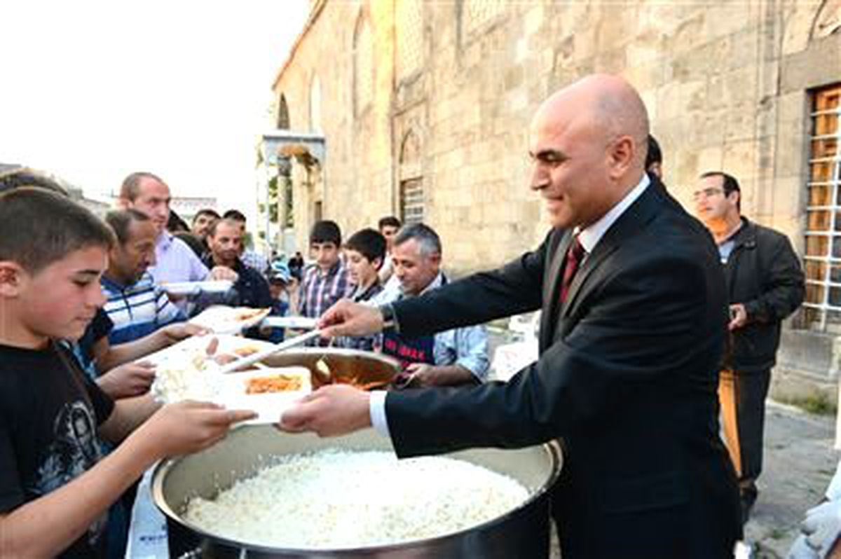 Yakutiye İftar Sofrasında 70 Bin Kişiyi Misafir Etti