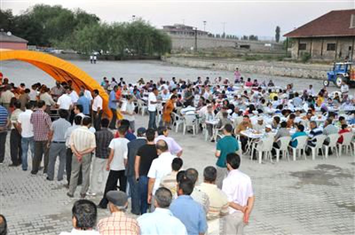 Yerköy Kaymakamlığı Bin Kişiye İftar Verdi