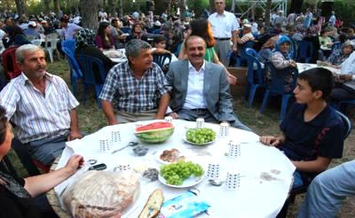 Yunus Emre\'yi Anma Etkinliğindeki İftara 10 Bin Kişi Katıldı