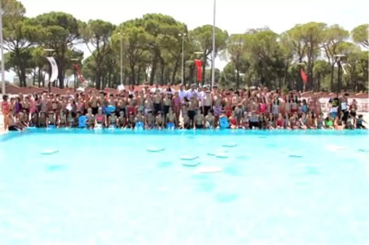 Yüzme Kursu Öğrencileri Katılım Sertifikalarını Aldı