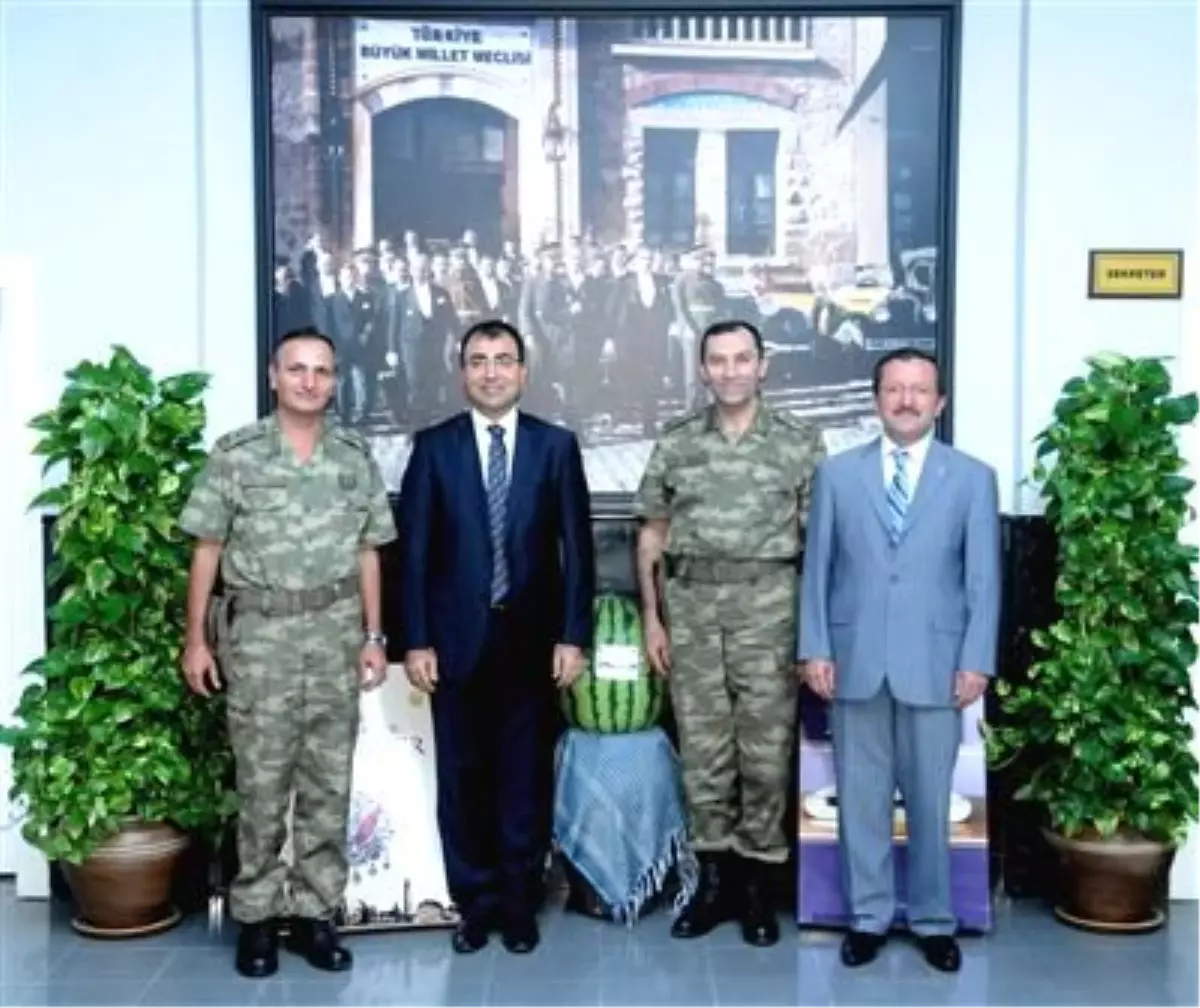 16. Zırhlı Tugay Komutanı\'ndan Vali Toprak\'a Veda Ziyareti