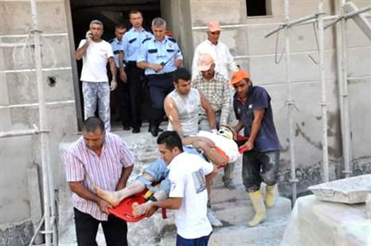 4\'üncü Kat Balkonundan Bir Alt Kata Düşen Sıvacı Yaralandı