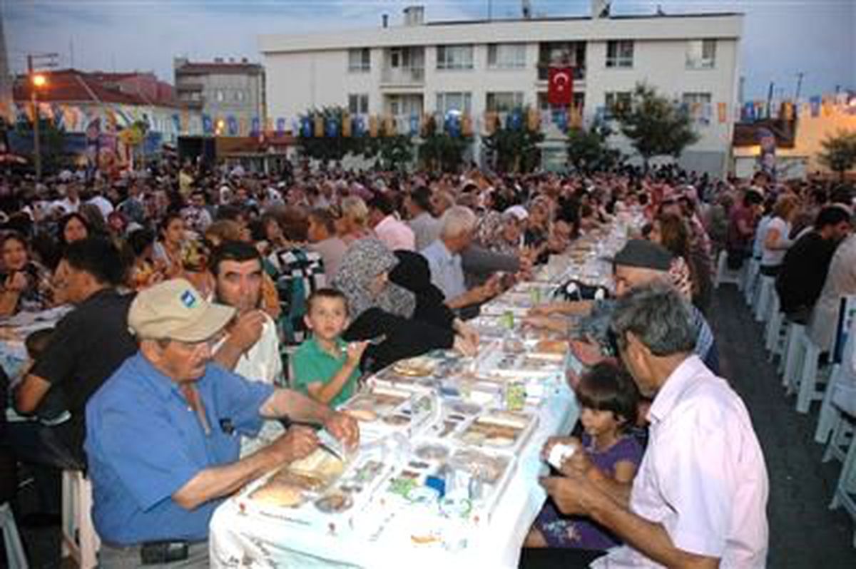 AK Parti\'nin İftarına Yoğun Katılım
