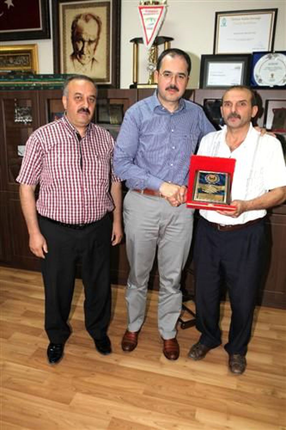 Başkan Ayaz\'a Teşekkür Plaketi