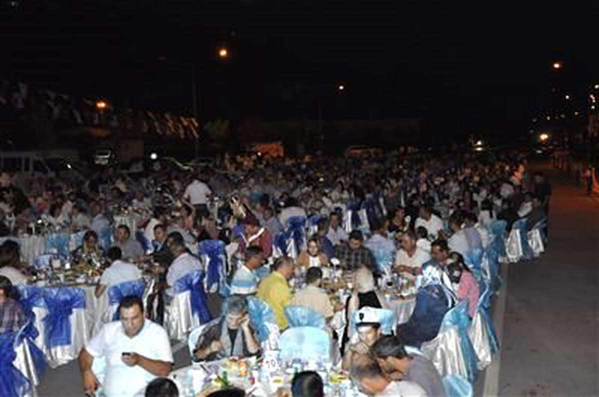 Beylikdüzü\'nden 2 Bin Kişiye Sahilde İftar Yemeği