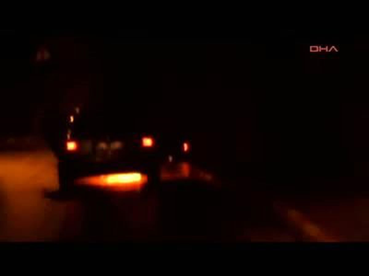 Beyoğlu\'nda Bir Araç Alev Alev Yandı