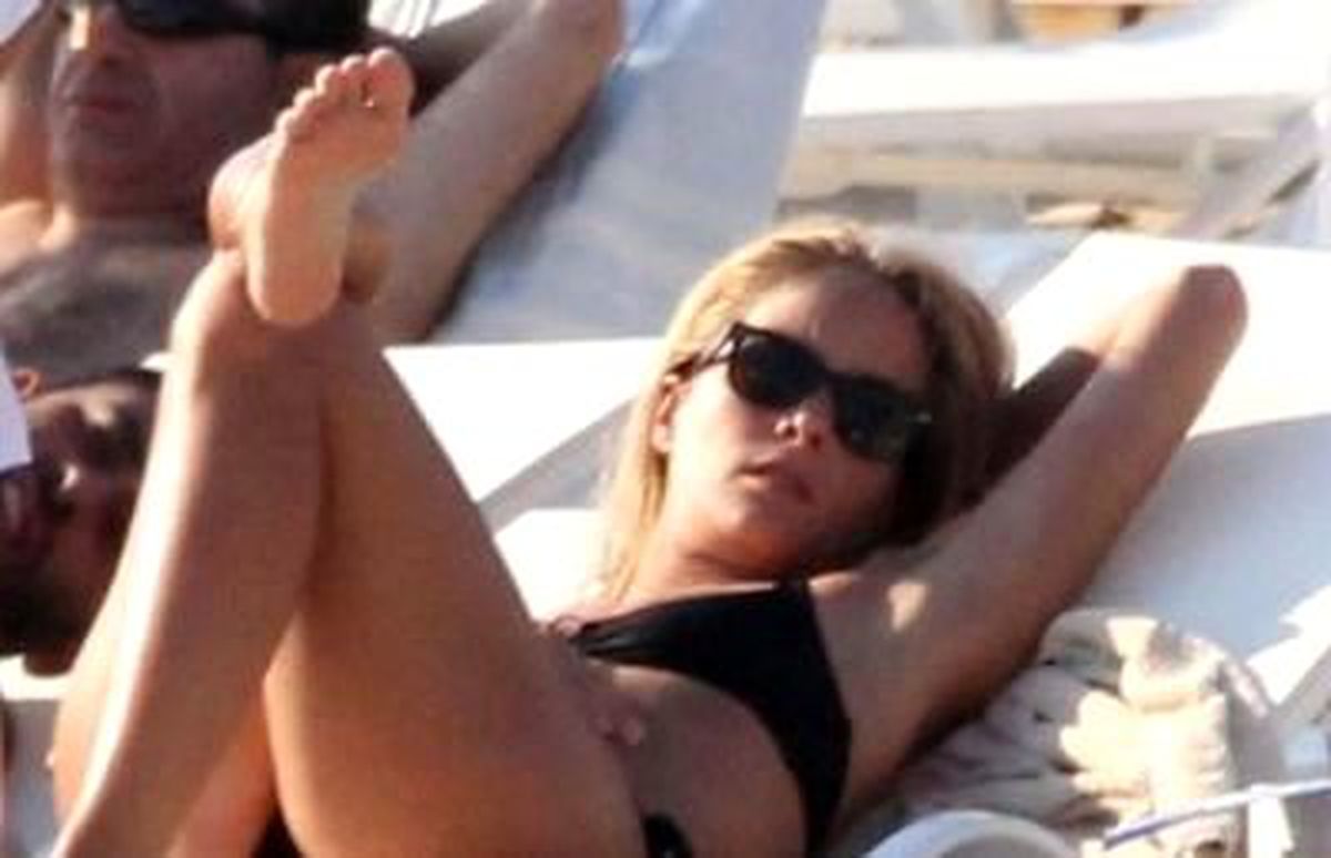 Bikinili Bade Nefes Kesti