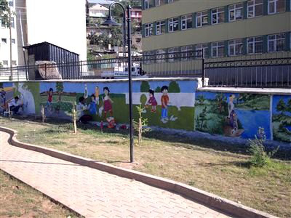 Bitlis\'te Park Duvarına Çizgi Film Karakterleri Çizildi