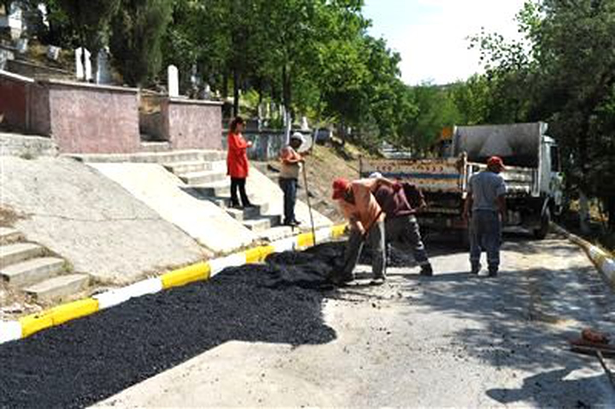 Bozüyük Belediyesi\'nden Mezarlıklara Bayram Bakımı