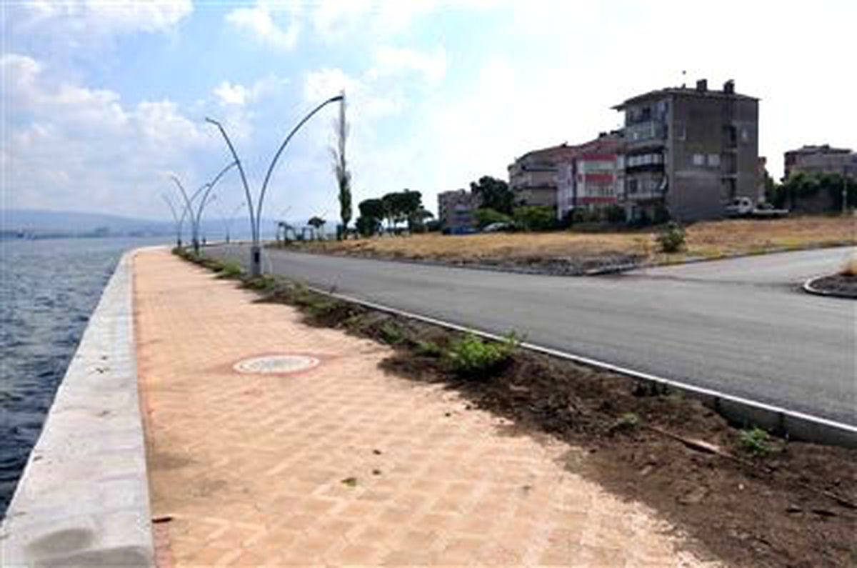 Büyükşehir Belediyesi Yüzbaşılar Caddesini Asfaltladı