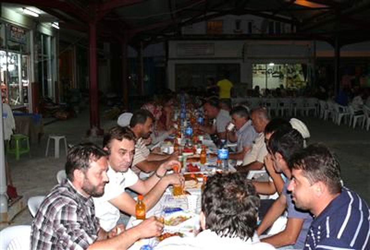 Çatalzeytin Merkez Muhtarı İftar Verdi