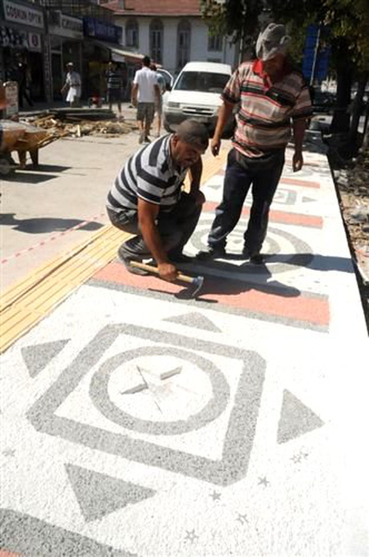 Edirne\'de Kaldırımlar 4 Büyüklerin Renkerinde Boyanacak