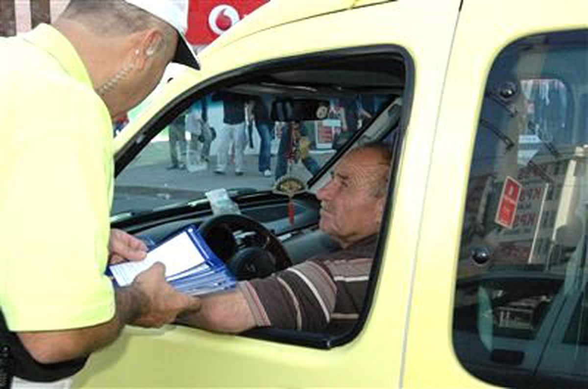 Emniyet Ekipleri Trafik Kazalarına Dikkat Çekmek İçin Broşür Dağıttı