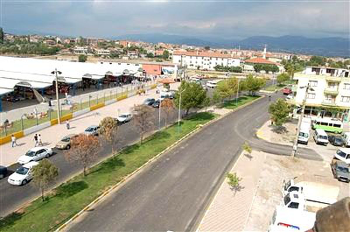 Gönen\'de Altyapı Çalışmalarına Mahalle Ayrımı Yapılmadan Devam Ediliyor