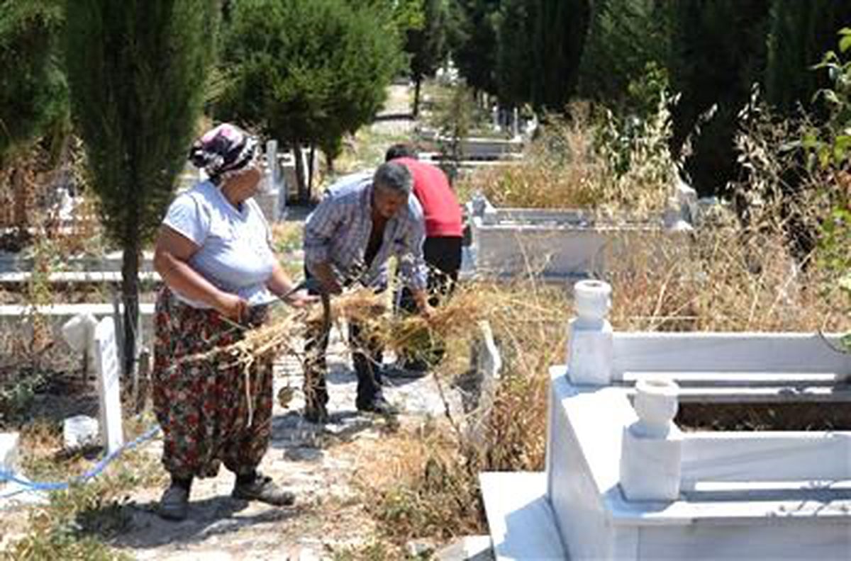 Gönen\'de Mezarlıkar Tertemiz