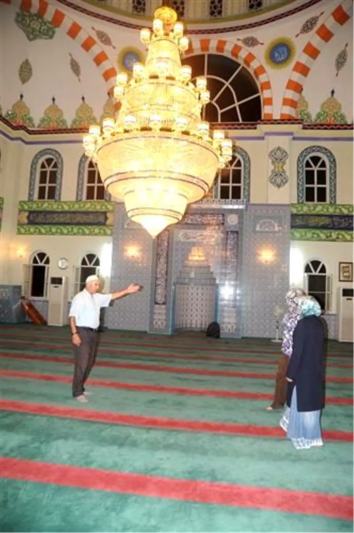 Hacivat ve Karagöz Cami Cemaatini Artırdı