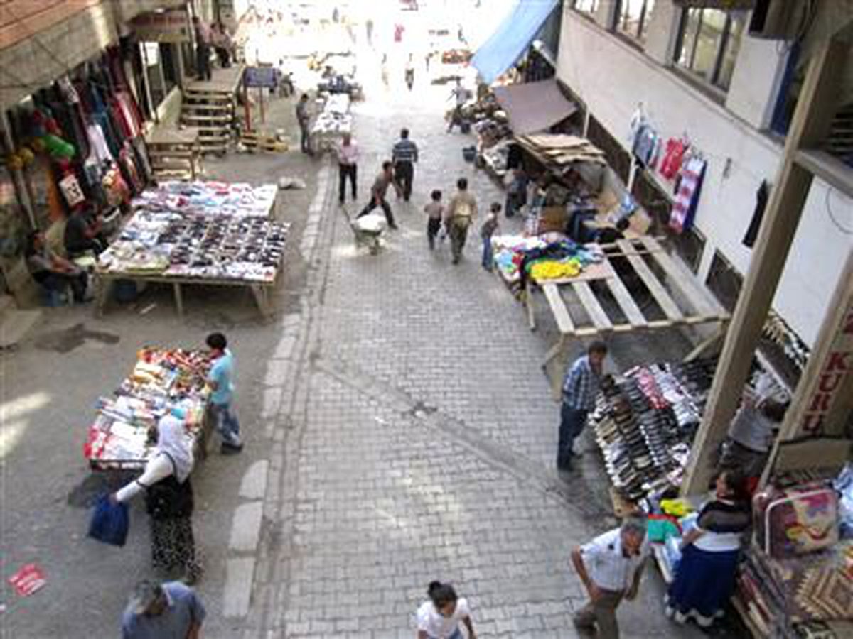 Hakkari\'de Halk Pazarı Kuruldu