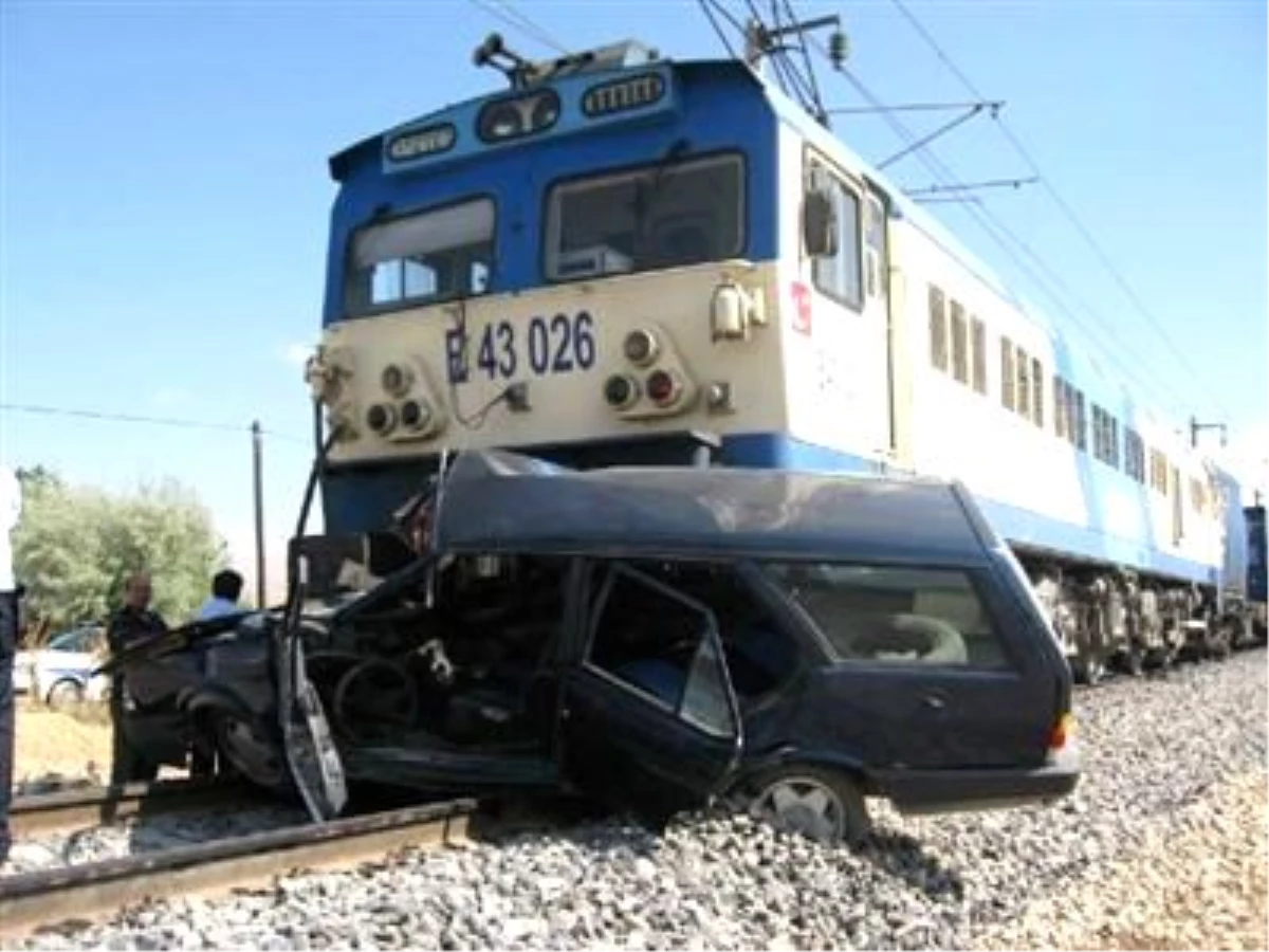 Hemzemin Geçitte Tren Otomobili Biçti; 1 Ölü, 2 Yaralı