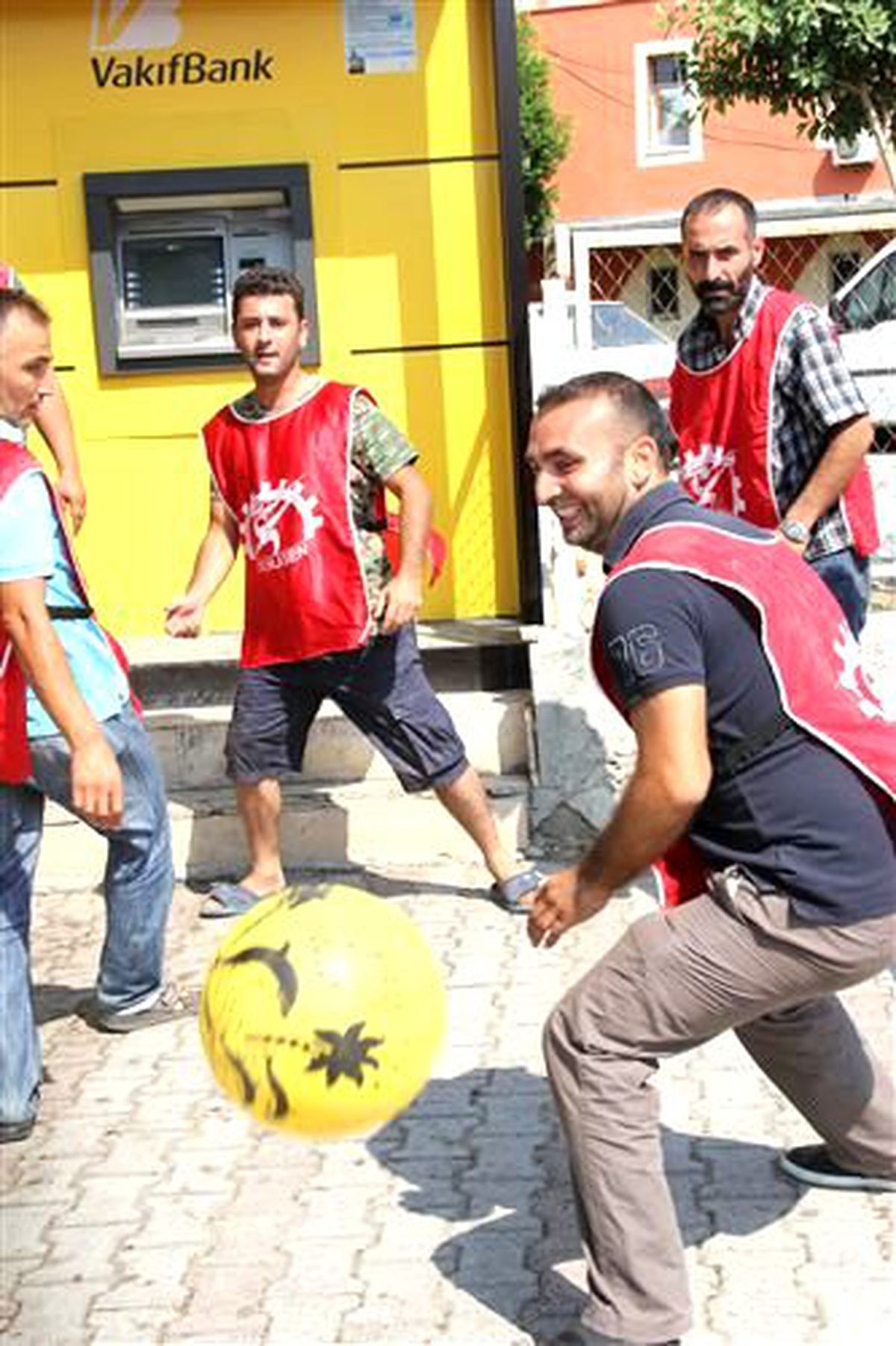 İşçiler Barikatı Futbolla Aştı